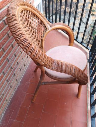 Sillón de mimbre beige y marrón