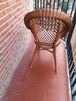 Sillón de mimbre beige y marrón