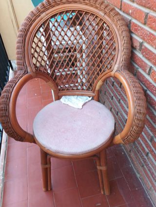 Sillón de mimbre beige y marrón