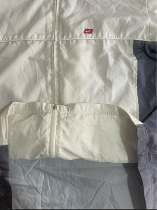 Chaqueta Cortavientos Nike Gris y Blanca