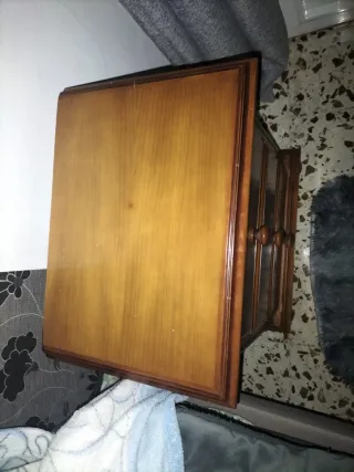 Mesita de noche de madera de pino