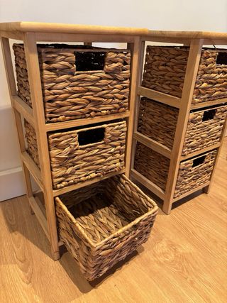 Mesita de noche de madera con cestas  (64x30cm)