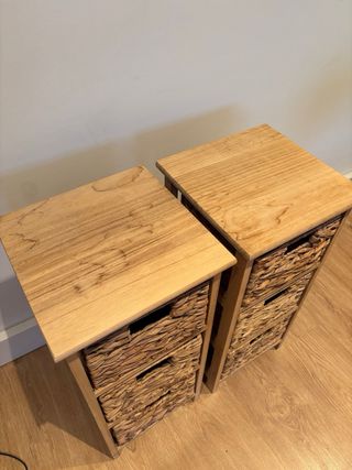 Mesita de noche de madera con cestas  (64x30cm)