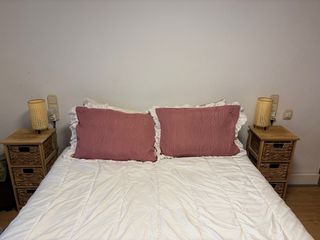 Mesita de noche de madera con cestas  (64x30cm)