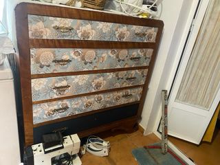 Cómoda antigua con diseño floral