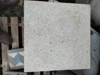 Suelo de terrazo gris , crema o granito.