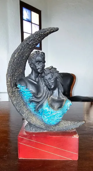 Escultura Enamorados Luna Miel