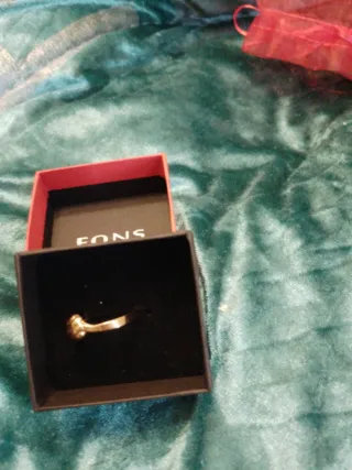 Anillo dorado elegante