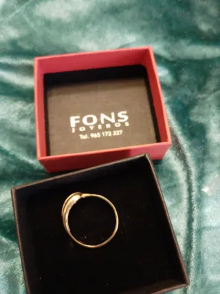 Anillo dorado elegante