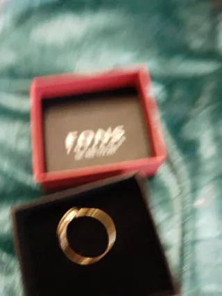 Anillo dorado elegante