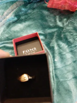 Anillo dorado elegante