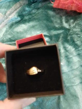 Anillo dorado elegante