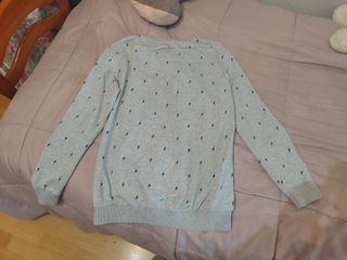 Sudadera gris con rosa y rayos