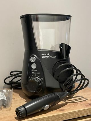 Irrigador Waterpik Waterflosser, color negro.