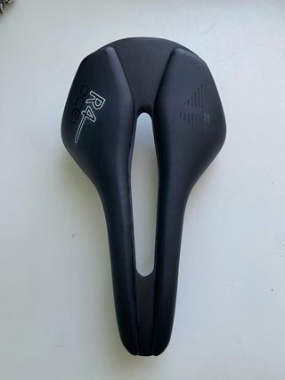 Sillín de carbono para bicicleta R4 KOCEVO