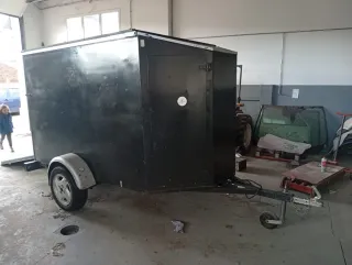 Remolque cerrado ligero