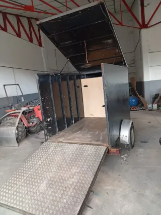 Remolque cerrado ligero