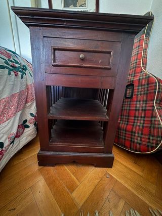 Mesita de noche de madera oscura
