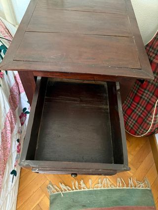 Mesita de noche de madera oscura