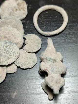 Lote de monedas antiguas y figura