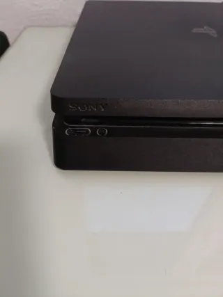 PS4 Negra + 2 Mandos