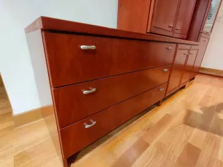 Egongelako egurrezko altzaria / Mueble de salón