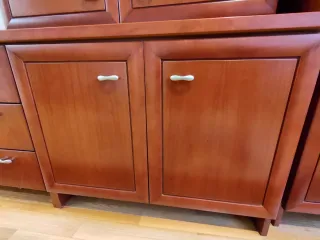 Egongelako egurrezko altzaria / Mueble de salón