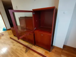 Egongelako egurrezko altzaria / Mueble de salón