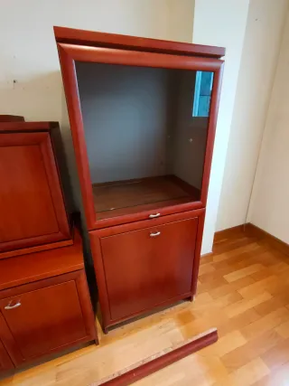 Egongelako egurrezko altzaria / Mueble de salón