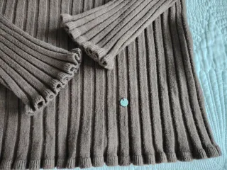 Blusa marrón de canalé