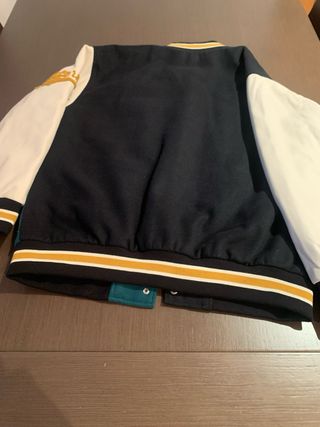 Chaqueta universitaria U negra y verde