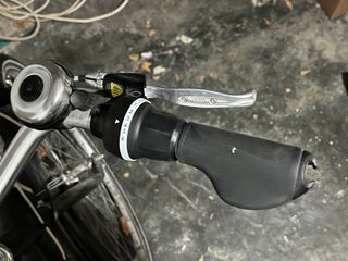 Bicicleta eléctrica negra con accesorios