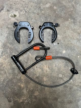 Bicicleta eléctrica negra con accesorios