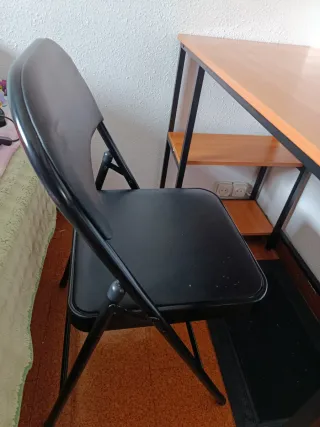 Escritorio madera y silla plegable negra