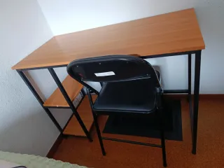 Escritorio madera y silla plegable negra