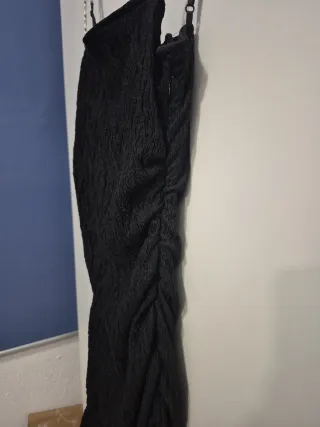 Vestido negro con cadenas