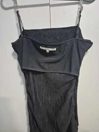 Vestido negro con cadenas