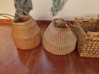 Cestas mimbre y madera variadas