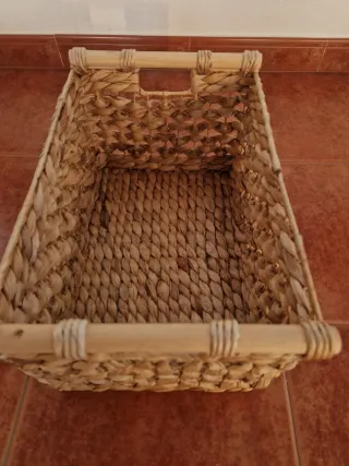 Cestas mimbre y madera variadas