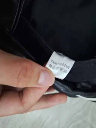 Boina negra con cadena plateada