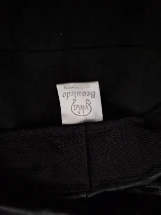 Boina negra con cadena plateada