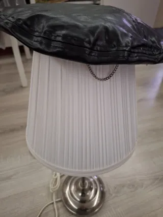 Boina negra con cadena plateada