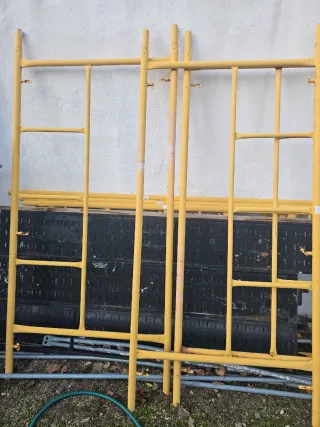 Andamios metálicos amarillos