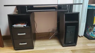 Mesa de oficina marrón y negra