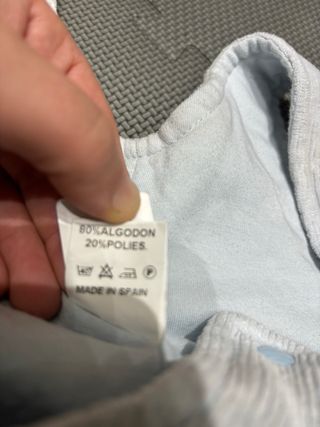 Ropa de bebé de pana azul