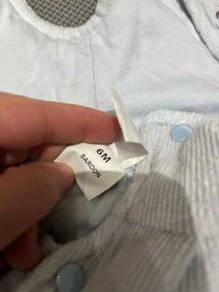 Ropa de bebé de pana azul