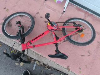 Bicicleta infantil B'TWIN roja