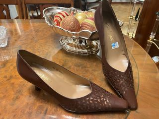 Salón tacón bajo punta fina y acabado troquelado