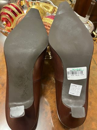 Salón tacón bajo punta fina y acabado troquelado