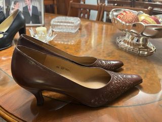 Salón tacón bajo punta fina y acabado troquelado